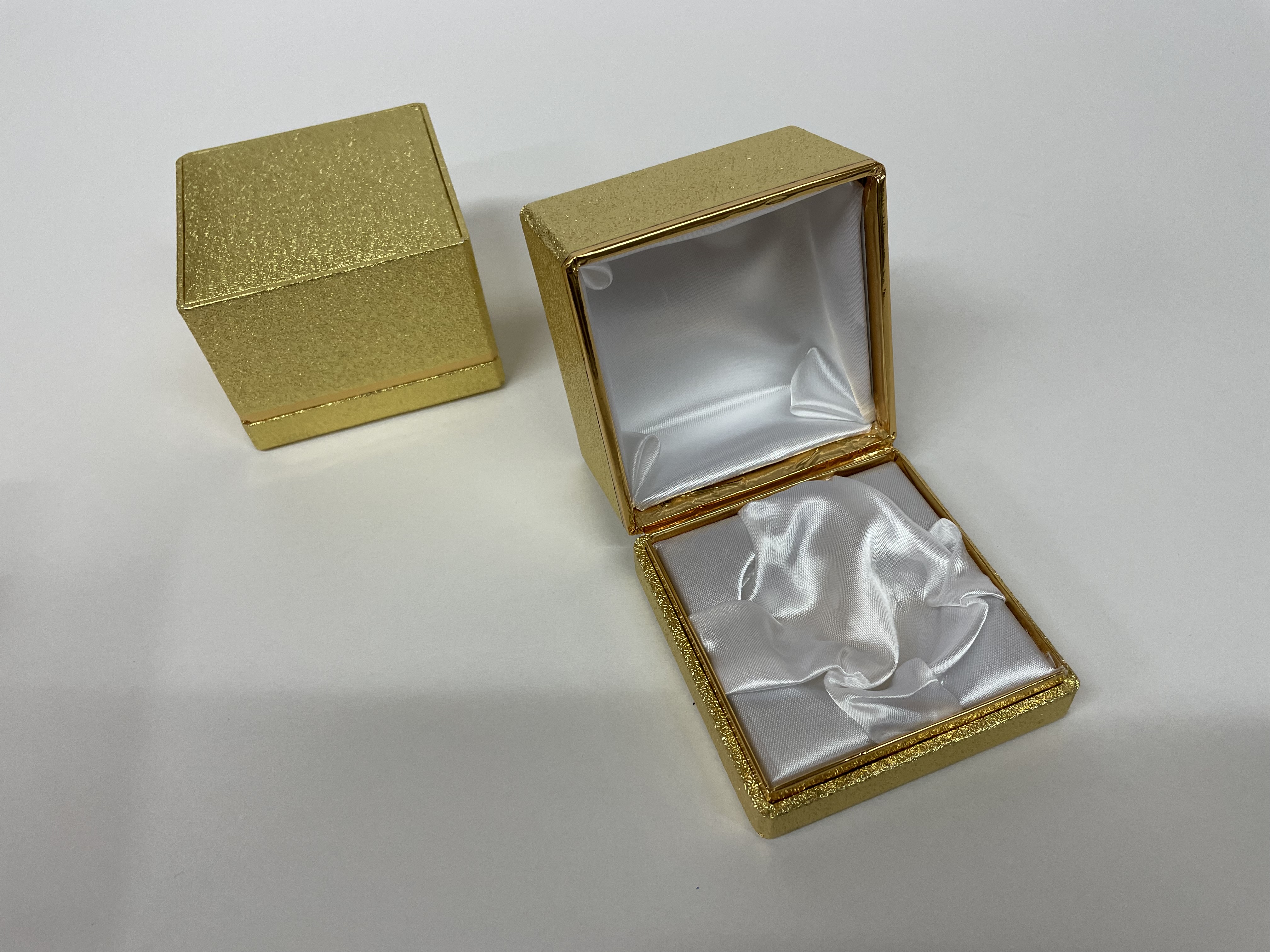 金色箱